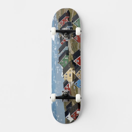 Kleurrijke architectuur van de stad Narsaq, Skateboard (Voorkant)