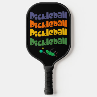 Kleurrijke augurk spelen Pickleball en tekst Pickleball Paddle