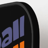 Kleurrijke augurk spelen Pickleball en tekst Pickleball Paddle (Links Detail)