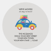 Kleurrijke auto op de bewegende aankondiging ronde sticker (Voorkant)