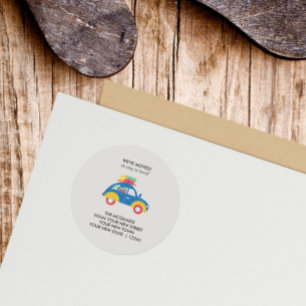 Kleurrijke auto op de bewegende aankondiging ronde sticker