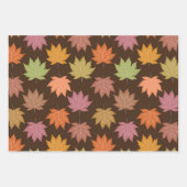 Kleurrijke Autumn Maple-bladeren op donkerbruin Inpakpapier Vel (Voorkant 2)