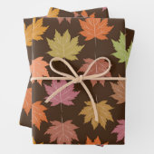 Kleurrijke Autumn Maple-bladeren op donkerbruin Inpakpapier Vel (In situ)