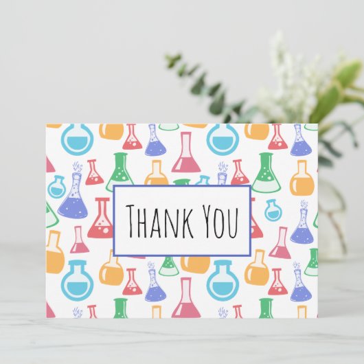 Kleurrijke Beakers en Flasks Science Patroon Bedankkaart (Staand voorkant)