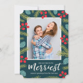 Kleurrijke bessen en pine moderne kerstfoto feestdagenkaart (Voorkant)