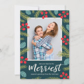 Kleurrijke bessen en pine moderne kerstfoto feestdagenkaart (Voorkant)