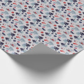 Kleurrijke bessen, theepotten en bekers op grijs cadeaupapier (Hoek)