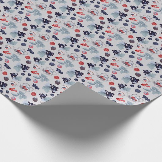 Kleurrijke bessen, theepotten en bekers op grijs cadeaupapier (Hoek)