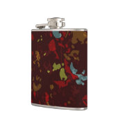 Kleurrijke bladeren en bloemen tegen camouflage heupfles (Links)