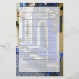 Kleurrijke blauwe deuropening en zijgevel van oud briefpapier