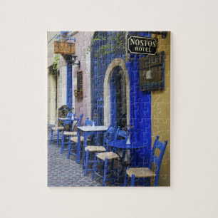 Kleurrijke blauwe deuropening en zijgevel van oud  legpuzzel