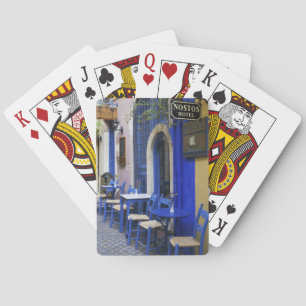 Kleurrijke blauwe deuropening en zijgevel van oud  pokerkaarten