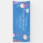 Kleurrijke blauwe kwal onder het Zee Verjaardag Spandoek (Verticaal)