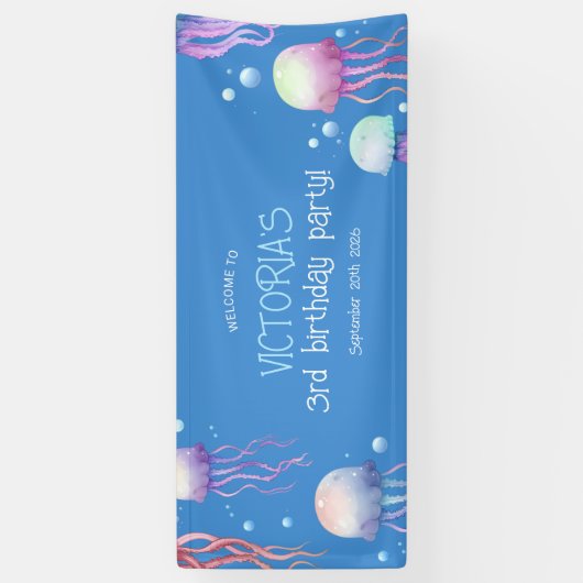Kleurrijke blauwe kwal onder het Zee Verjaardag Spandoek (Verticaal)