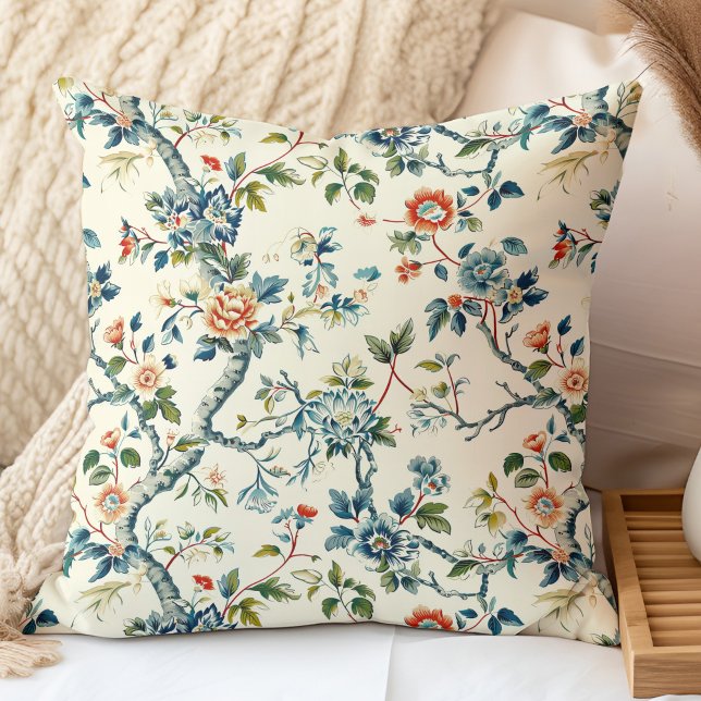 Kleurrijke Bloeiende Branches Chinoiserie Patroon Kussen (Colorful Blooming Branches Chinoiserie Pattern Throw Pillow in a boho neutral bedroom.)