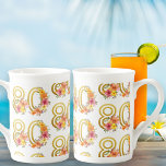 Kleurrijke Bloemen 80ste Verjaardag Goud Nummer 80 Porselein Kop<br><div class="desc">80e verjaardagscadeau mok met kleurrijk motief van goudnummer 80 versierd met  bloemetjes. Vrouwelijk en elegant ontwerp met waterverf bloemstukken in tinten van roze geel sinaasappel en paarse. Perfect voor 80e verjaardag viering,  lente of zomer verjaardag lunch,  tuin thee partij etc.</div>