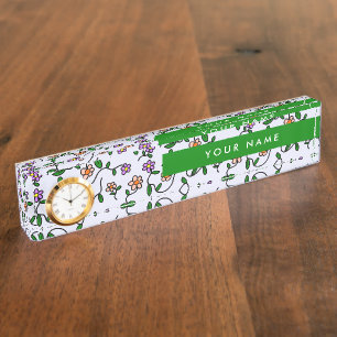 Kleurrijke bloemen, blauwe achtergrond, groen naambordje