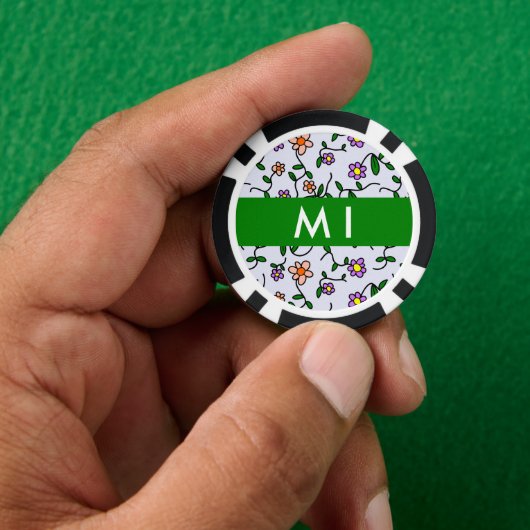 Kleurrijke bloemen, blauwe achtergrond, groen poker chips (Hand)