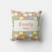 Kleurrijke Bloemen Custom Naam Chic Nursery Decor Kussen (Voorkant)