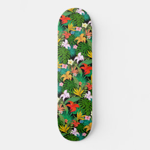 Kleurrijke bloemen en palmenbladeren op zwart persoonlijk skateboard