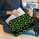 Kleurrijke bloemen, groene achtergrond, zwart laptop sleeve<br><div class="desc">Elegant,  stijlvol en verfijnd patroon met kleurrijke bloemen en groen. Modern en trendy cadeau,  perfect voor de floral design liefhebber in je leven. Personaliseer door jouw naam,  bijnaam,  monogram of initialen toe te voegen.</div>