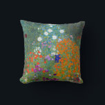 kleurrijke bloemen in de tuin | Gustav Klimt Kussen<br><div class="desc">Met zijn levendige en kleurrijke bloemenontwerp brengt dit kussen een vleugje elegantie van de natuur in uw ruimte. De -geïnspireerde esthetiek voegt een nostalgische en tijdloze aantrekkingskracht toe, waardoor het ideaal is voor degenen die een klassieke en artistieke inrichting waarderen. Verhef je huis met dit meesterwerk van Gustav Klimt, en...</div>