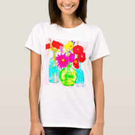 Kleurrijke bloemen in flessen op T-shirt