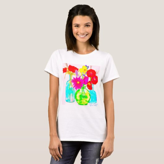 Kleurrijke bloemen in flessen op T-shirt (Voorkant volledig)