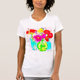 Kleurrijke bloemen in flessen op T-shirt