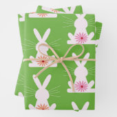 Kleurrijke bloemen in witte konijnen inpakpapier vel (In situ)