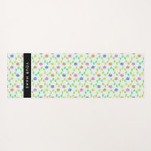 Kleurrijke bloemen, lichtgroene achtergrond, zwart yogamat