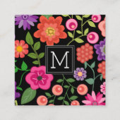 Kleurrijke bloemen met zwart achtergrondmonogram vierkante visitekaartje (Voorkant)
