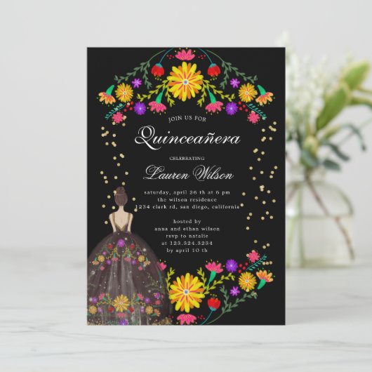 Kleurrijke bloemenjurk quinceanera uitnodiging (Staand voorkant)