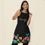 Kleurrijke bloemenscript naam gepersonaliseerd schort<br><div class="desc">Maak van koken een heerlijke ervaring met ons kleurrijke Floral Script Name gepersonaliseerde Schort. Dit schort is versierd met levendige bloemmotieven en stijlvolle scripttypografie op zwart, en voegt een gepersonaliseerde touch toe aan elk culinair avontuur. Pas het aan met jouw naam om het echt van jou te maken of verras...</div>