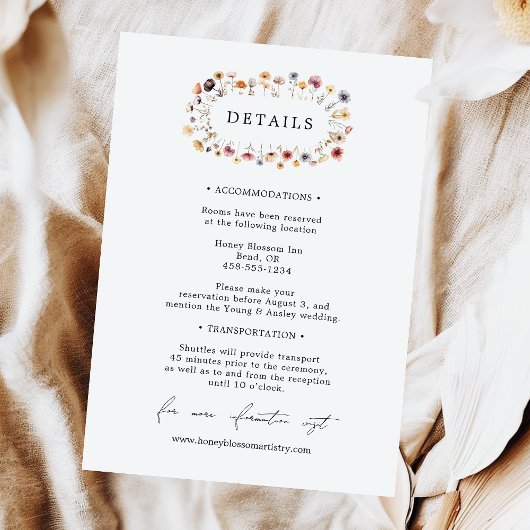 Kleurrijke bloemige huwelijksdetails bijgevoegde k informatiekaartje