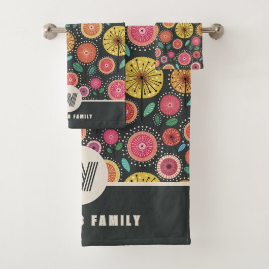 Kleurrijke Boho Scandi Folk Floral familienaam Bad Handdoek (Insitu)
