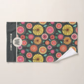 Kleurrijke Boho Scandi Folk Floral familienaam Bad Handdoek (Handdoek)