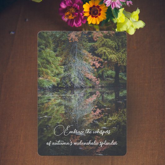 Kleurrijke bomen reflecteren op het kalme water feestdagenkaart