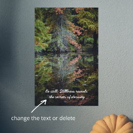 Kleurrijke bomen reflecteren op het kalme water poster