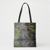 Kleurrijke bomen reflecteren op het kalme water tote bag (Voorkant)
