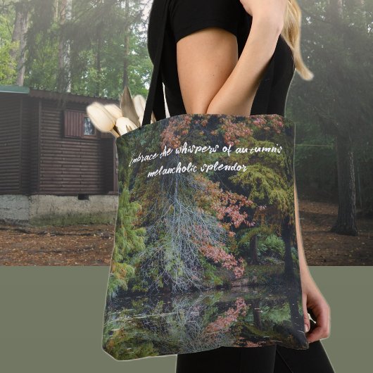 Kleurrijke bomen reflecteren op het kalme water tote bag