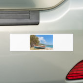 Kleurrijke boot op het Griekse strand Bumpersticker (Op auto)