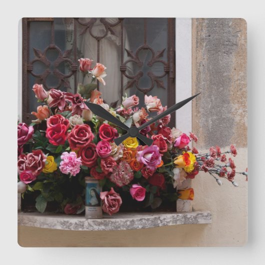 Kleurrijke Bos van Plastic Rozen Vierkante Klok (Voorkant)