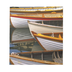 Kleurrijke boten bij het Wooden Boat Center Notitieblok