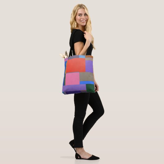 Kleurrijke, boxed en symmetrische patronen. tote bag (Op model)