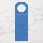 Kleurrijke bruine visbroekschaaltjes op blauw flessenhanger (Achterkant)