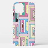 Kleurrijke cassettes, roze achtergrondpatroon. Case-Mate iPhone case (Achterkant)