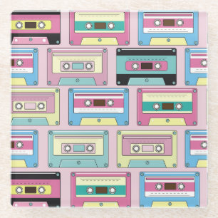 Kleurrijke cassettes, roze achtergrondpatroon. glazen onderzetter