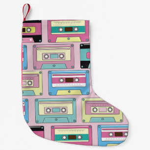 Kleurrijke cassettes, roze achtergrondpatroon. kleine kerstsok