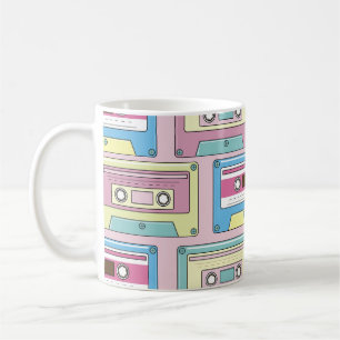 Kleurrijke cassettes, roze achtergrondpatroon. koffiemok